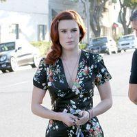 Rumer Willis exits Neil George Salon carrying a garment bag | Picture 111168